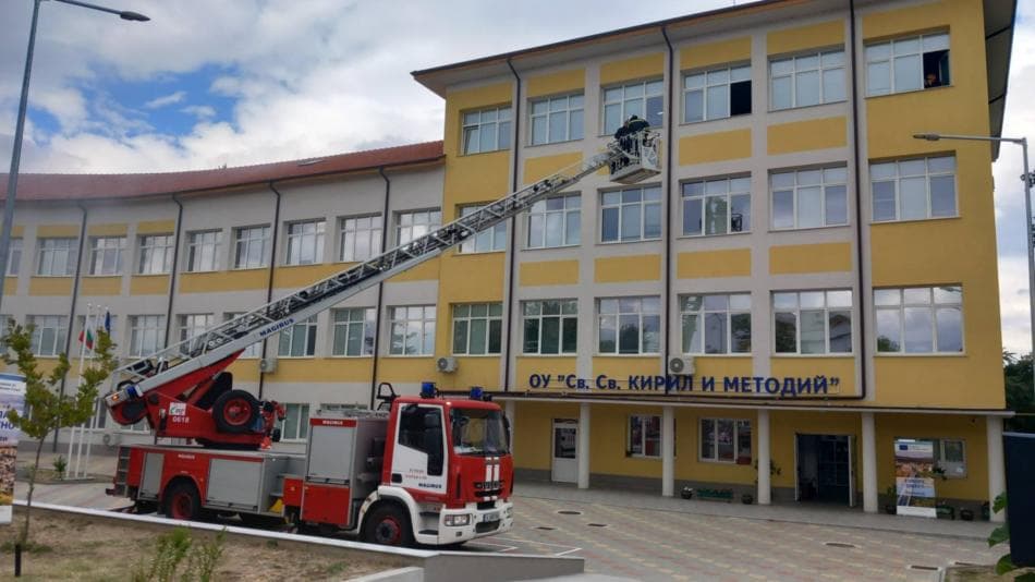 Архивна снимка на учебно занятие по евакуация от репортажа за „Зелена вълна – 21 век“
