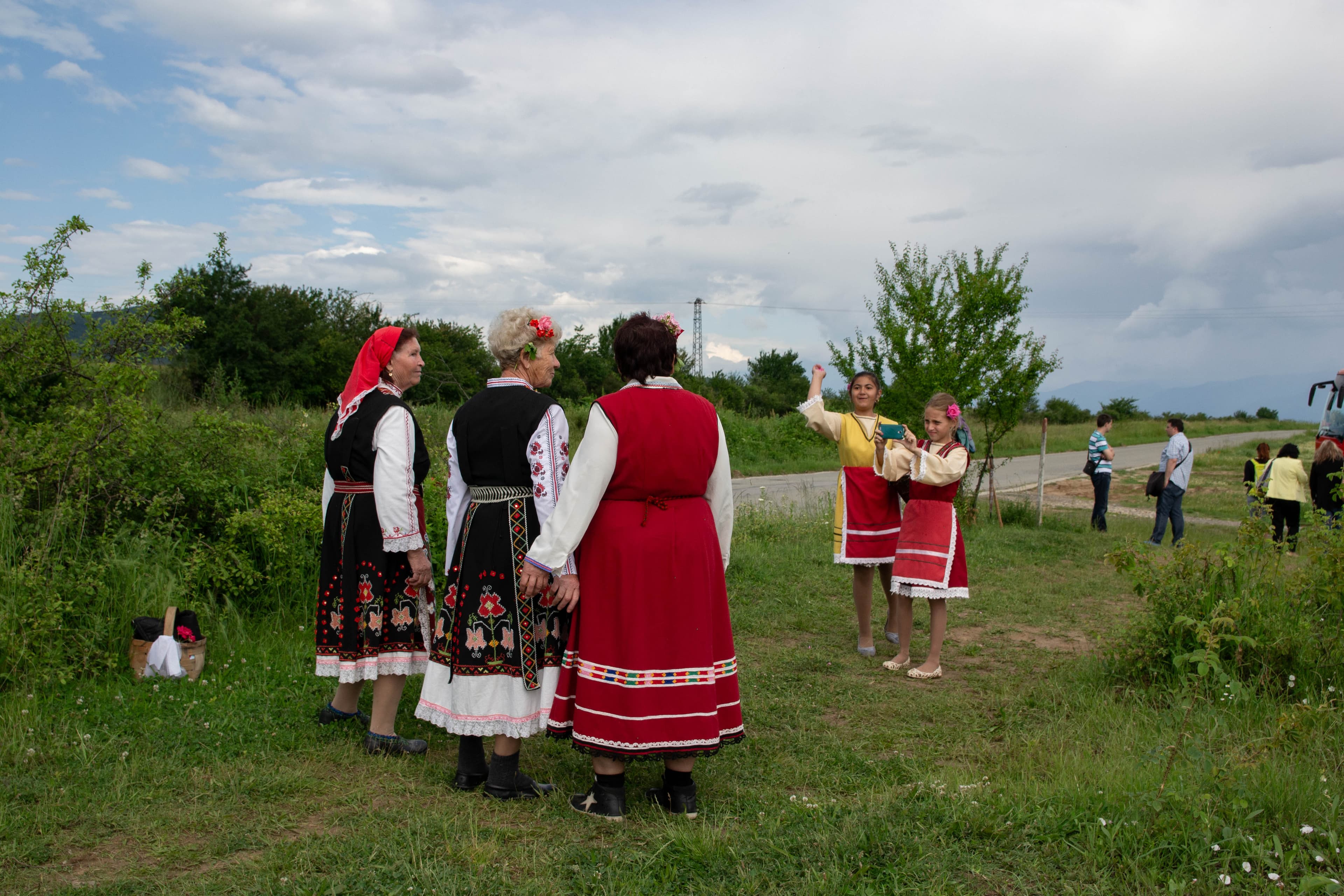 Mladi rozoberachki s traditsionni nosii na the celebration of rozata v Kazanlak