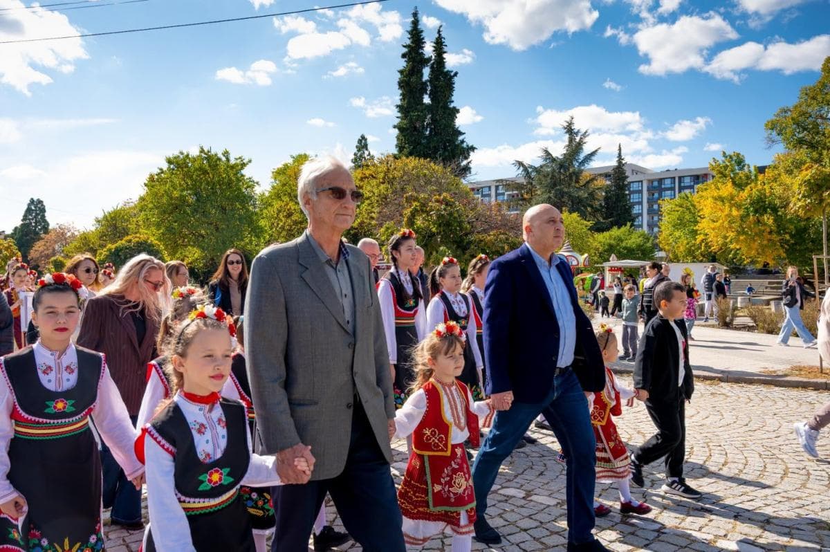 Архивна снимка на участници от репортажа за „Перпера“ в Кърджали